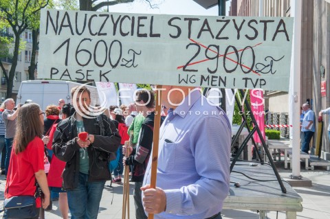  21.04.2018 WARSZAWA <br />OGOLNOPOLSKA MANIFESTACJA NAUCZYCIELI I PRACOWNIKOW OSWIATY POD MINISTERSTWEM EDUKACJI NARODOWEJ <br />N/Z PROTESTUJACY NAUCZYCIELE <br /> 