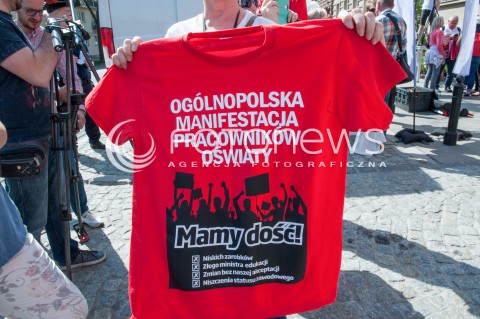  21.04.2018 WARSZAWA <br />OGOLNOPOLSKA MANIFESTACJA NAUCZYCIELI I PRACOWNIKOW OSWIATY POD MINISTERSTWEM EDUKACJI NARODOWEJ <br />N/Z PROTESTUJACY NAUCZYCIELE <br /> 
