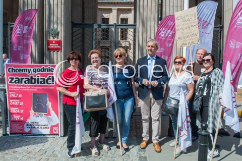 21.04.2018 WARSZAWA <br />OGOLNOPOLSKA MANIFESTACJA NAUCZYCIELI I PRACOWNIKOW OSWIATY POD MINISTERSTWEM EDUKACJI NARODOWEJ <br />N/Z PROTESTUJACY NAUCZYCIELE <br /> 