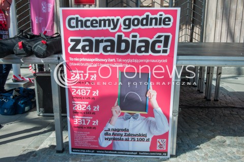  21.04.2018 WARSZAWA <br />OGOLNOPOLSKA MANIFESTACJA NAUCZYCIELI I PRACOWNIKOW OSWIATY POD MINISTERSTWEM EDUKACJI NARODOWEJ <br />N/Z PROTESTUJACY NAUCZYCIELE <br /> 