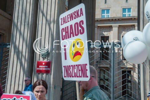  21.04.2018 WARSZAWA <br />OGOLNOPOLSKA MANIFESTACJA NAUCZYCIELI I PRACOWNIKOW OSWIATY POD MINISTERSTWEM EDUKACJI NARODOWEJ <br />N/Z PROTESTUJACY NAUCZYCIELE <br /> 
