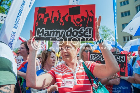  21.04.2018 WARSZAWA <br />OGOLNOPOLSKA MANIFESTACJA NAUCZYCIELI I PRACOWNIKOW OSWIATY POD MINISTERSTWEM EDUKACJI NARODOWEJ <br />N/Z PROTESTUJACY NAUCZYCIELE <br /> 
