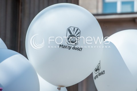  21.04.2018 WARSZAWA <br />OGOLNOPOLSKA MANIFESTACJA NAUCZYCIELI I PRACOWNIKOW OSWIATY POD MINISTERSTWEM EDUKACJI NARODOWEJ <br />N/Z PROTESTUJACY NAUCZYCIELE <br /> 