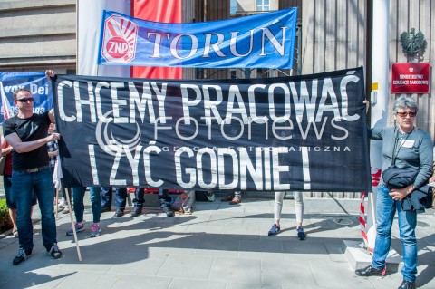  21.04.2018 WARSZAWA <br />OGOLNOPOLSKA MANIFESTACJA NAUCZYCIELI I PRACOWNIKOW OSWIATY POD MINISTERSTWEM EDUKACJI NARODOWEJ <br />N/Z PROTESTUJACY NAUCZYCIELE <br /> 