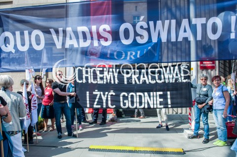  21.04.2018 WARSZAWA <br />OGOLNOPOLSKA MANIFESTACJA NAUCZYCIELI I PRACOWNIKOW OSWIATY POD MINISTERSTWEM EDUKACJI NARODOWEJ <br />N/Z PROTESTUJACY NAUCZYCIELE <br /> 