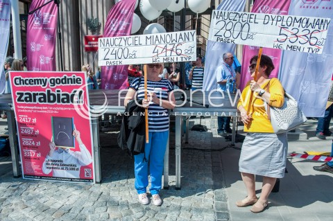  21.04.2018 WARSZAWA <br />OGOLNOPOLSKA MANIFESTACJA NAUCZYCIELI I PRACOWNIKOW OSWIATY POD MINISTERSTWEM EDUKACJI NARODOWEJ <br />N/Z PROTESTUJACY NAUCZYCIELE <br /> 