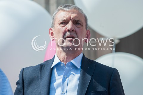  21.04.2018 WARSZAWA <br />OGOLNOPOLSKA MANIFESTACJA NAUCZYCIELI I PRACOWNIKOW OSWIATY POD MINISTERSTWEM EDUKACJI NARODOWEJ<br />N/Z PREZES ZNP SLAWOMIR BRONIARZ<br /> 