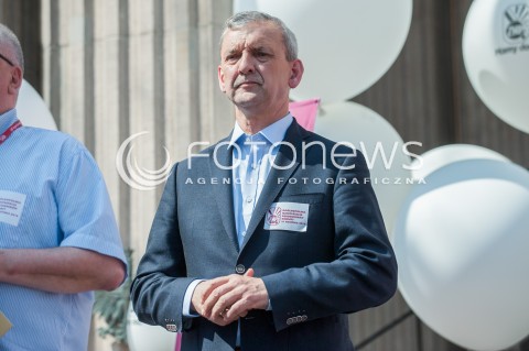  21.04.2018 WARSZAWA <br />OGOLNOPOLSKA MANIFESTACJA NAUCZYCIELI I PRACOWNIKOW OSWIATY POD MINISTERSTWEM EDUKACJI NARODOWEJ<br />N/Z PREZES ZNP SLAWOMIR BRONIARZ<br /> 