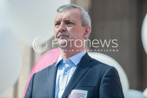  21.04.2018 WARSZAWA <br />OGOLNOPOLSKA MANIFESTACJA NAUCZYCIELI I PRACOWNIKOW OSWIATY POD MINISTERSTWEM EDUKACJI NARODOWEJ<br />N/Z PREZES ZNP SLAWOMIR BRONIARZ<br /> 