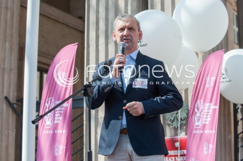  21.04.2018 WARSZAWA <br />OGOLNOPOLSKA MANIFESTACJA NAUCZYCIELI I PRACOWNIKOW OSWIATY POD MINISTERSTWEM EDUKACJI NARODOWEJ<br />N/Z PREZES ZNP SLAWOMIR BRONIARZ<br /> 