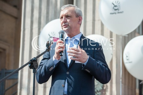  21.04.2018 WARSZAWA <br />OGOLNOPOLSKA MANIFESTACJA NAUCZYCIELI I PRACOWNIKOW OSWIATY POD MINISTERSTWEM EDUKACJI NARODOWEJ<br />N/Z PREZES ZNP SLAWOMIR BRONIARZ<br /> 