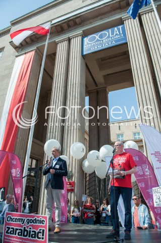  21.04.2018 WARSZAWA <br />OGOLNOPOLSKA MANIFESTACJA NAUCZYCIELI I PRACOWNIKOW OSWIATY POD MINISTERSTWEM EDUKACJI NARODOWEJ<br />N/Z PREZES ZNP SLAWOMIR BRONIARZ PROTESTUJACY NAUCZYCIELE<br /> 