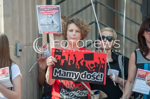  21.04.2018 WARSZAWA <br />OGOLNOPOLSKA MANIFESTACJA NAUCZYCIELI I PRACOWNIKOW OSWIATY POD MINISTERSTWEM EDUKACJI NARODOWEJ <br />N/Z PROTESTUJACY NAUCZYCIELE <br /> 