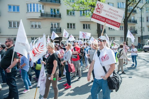  21.04.2018 WARSZAWA <br />OGOLNOPOLSKA MANIFESTACJA NAUCZYCIELI I PRACOWNIKOW OSWIATY POD MINISTERSTWEM EDUKACJI NARODOWEJ <br />N/Z PROTESTUJACY NAUCZYCIELE <br /> 