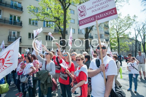  21.04.2018 WARSZAWA <br />OGOLNOPOLSKA MANIFESTACJA NAUCZYCIELI I PRACOWNIKOW OSWIATY POD MINISTERSTWEM EDUKACJI NARODOWEJ <br />N/Z PROTESTUJACY NAUCZYCIELE <br /> 