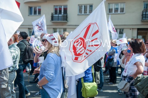  21.04.2018 WARSZAWA <br />OGOLNOPOLSKA MANIFESTACJA NAUCZYCIELI I PRACOWNIKOW OSWIATY POD MINISTERSTWEM EDUKACJI NARODOWEJ <br />N/Z PROTESTUJACY NAUCZYCIELE <br /> 