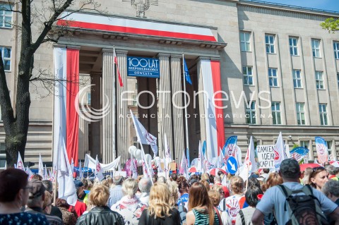  21.04.2018 WARSZAWA <br />OGOLNOPOLSKA MANIFESTACJA NAUCZYCIELI I PRACOWNIKOW OSWIATY POD MINISTERSTWEM EDUKACJI NARODOWEJ <br />N/Z PROTESTUJACY NAUCZYCIELE <br /> 