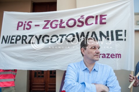  21.04.2018 WARSZAWA <br />OGOLNOPOLSKA MANIFESTACJA NAUCZYCIELI I PRACOWNIKOW OSWIATY POD MINISTERSTWEM EDUKACJI NARODOWEJ <br />N/Z PROTESTUJACY NAUCZYCIELE <br /> 