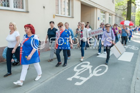  21.04.2018 WARSZAWA <br />OGOLNOPOLSKA MANIFESTACJA NAUCZYCIELI I PRACOWNIKOW OSWIATY POD MINISTERSTWEM EDUKACJI NARODOWEJ <br />N/Z PROTESTUJACY NAUCZYCIELE <br /> 