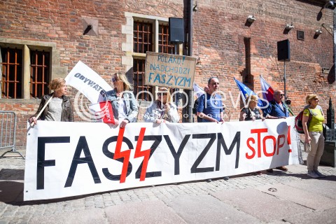  21.04.2018 GDANSK <br />DEMONSTRACJA GDANSK MOWI NIE DLA NACJONALIZMU I FASZYZMU<br />N/Z MANIFESTANCI Z TRANSPARENTEM FASZYZM STOP<br /> 