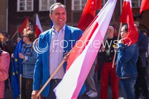  21.04.2018 GDANSK <br />DEMONSTRACJA GDANSK MOWI NIE DLA NACJONALIZMU I FASZYZMU<br />N/Z MARSZALEK WOJEWODZTWA POMORSKIEGO MIECZYSLAW STRUK PORTRET<br /> 