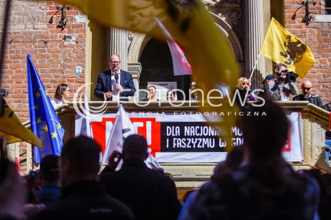  21.04.2018 GDANSK <br />DEMONSTRACJA GDANSK MOWI NIE DLA NACJONALIZMU I FASZYZMU<br />N/Z PREZYDENT GDANSKA PAWEL ADAMOWICZ PRZEMAWIA DO ZGROMADZONYCH<br /> 