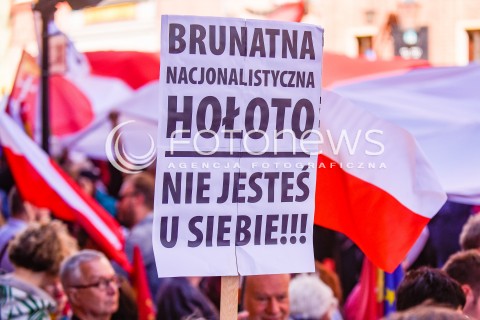  21.04.2018 GDANSK <br />DEMONSTRACJA GDANSK MOWI NIE DLA NACJONALIZMU I FASZYZMU<br />N/Z TRANSPARENT BRUNATNA NACJONALISTYCZNA HOLOTOO NIE JESTES U SIEBIE<br /> 
