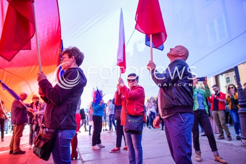  21.04.2018 GDANSK <br />DEMONSTRACJA GDANSK MOWI NIE DLA NACJONALIZMU I FASZYZMU<br />N/Z MANIFESTUJACY Z FLAGAMI<br /> 