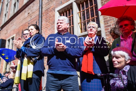  21.04.2018 GDANSK <br />DEMONSTRACJA GDANSK MOWI NIE DLA NACJONALIZMU I FASZYZMU<br />N/Z BOGDAN BORUSEWICZ HENRYKA KRZYWONOS<br /> 