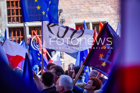  21.04.2018 GDANSK <br />DEMONSTRACJA GDANSK MOWI NIE DLA NACJONALIZMU I FASZYZMU<br />N/Z FLAGA KOMITETU OBRONY DEMOKRACJI<br /> 