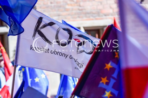  21.04.2018 GDANSK <br />DEMONSTRACJA GDANSK MOWI NIE DLA NACJONALIZMU I FASZYZMU<br />N/Z FLAGA KOMITETU OBRONY DEMOKRACJI<br /> 