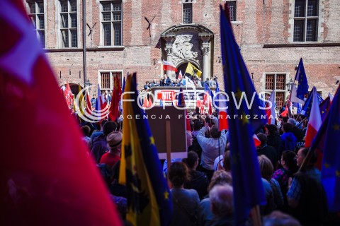  21.04.2018 GDANSK <br />DEMONSTRACJA GDANSK MOWI NIE DLA NACJONALIZMU I FASZYZMU<br />N/Z MANIFESTUJACY PRZED RATUSZEM W GDANSKU<br /> 