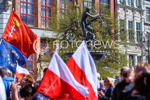  21.04.2018 GDANSK <br />DEMONSTRACJA GDANSK MOWI NIE DLA NACJONALIZMU I FASZYZMU<br />N/Z FONTANNA NEPTUNA WYLANIAJACA SIE POMIEDZY FLAGAMI POLSKI I UNII EUROPEJSKIEJ<br /> 