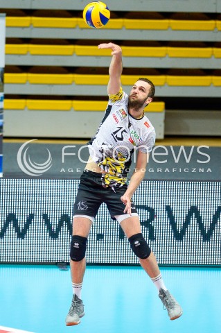  21.04.2018 GDYNIA<br />SIATKOWKA - PLAY OFF<br />PLUS LIGA SEZON 2017/2018<br />MECZ TREFL GDANSK - JASTRZEBSKI WEGIEL<br />N/Z MATEUSZ MIKA SYLWETKA<br /> 