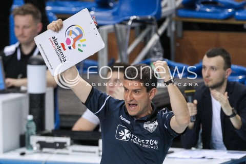  23.04.2018 RZESZOW <br />SIATKOWKA LIGA SIATKOWKI KOBIET LSK 2017/2018 WOMEN VOLLEYBALL POLAND POLISH LEAGUE <br />FAZA PLAYOFF - POLFINAL - 3. MECZ<br />MECZ DEVELOPRES SKYRES RZESZOW - LKS COMMERCECON LODZ <br />N/Z LORENZO MICELLI - I TRENER ( HEAD COACH ) RADOSC EMOCJE SYLWETKA <br /> 