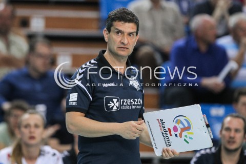  23.04.2018 RZESZOW <br />SIATKOWKA LIGA SIATKOWKI KOBIET LSK 2017/2018 WOMEN VOLLEYBALL POLAND POLISH LEAGUE <br />FAZA PLAYOFF - POLFINAL - 3. MECZ<br />MECZ DEVELOPRES SKYRES RZESZOW - LKS COMMERCECON LODZ <br />N/Z LORENZO MICELLI - I TRENER ( HEAD COACH ) SYLWETKA <br /> 
