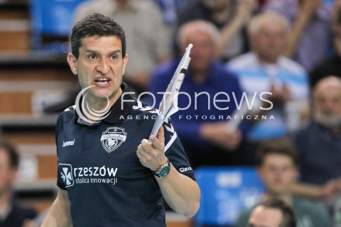  23.04.2018 RZESZOW <br />SIATKOWKA LIGA SIATKOWKI KOBIET LSK 2017/2018 WOMEN VOLLEYBALL POLAND POLISH LEAGUE <br />FAZA PLAYOFF - POLFINAL - 3. MECZ<br />MECZ DEVELOPRES SKYRES RZESZOW - LKS COMMERCECON LODZ <br />N/Z LORENZO MICELLI - I TRENER ( HEAD COACH ) SYLWETKA <br /> 