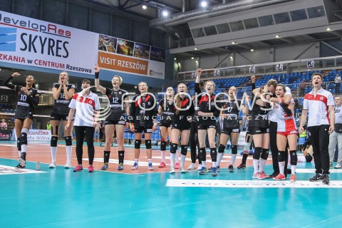  23.04.2018 RZESZOW <br />SIATKOWKA LIGA SIATKOWKI KOBIET LSK 2017/2018 WOMEN VOLLEYBALL POLAND POLISH LEAGUE <br />FAZA PLAYOFF - POLFINAL - 3. MECZ<br />MECZ DEVELOPRES SKYRES RZESZOW - LKS COMMERCECON LODZ <br />N/Z DEJA MCCLENDON ZUZANNA EFIMIENKO MLOTKOWSKA IZABELA KOWALINSKA MALGORZATA SKORUPA DOMINIKA MRAS JULITA RAFALKO AGATA WAWRZYNCZYK KRYSTYNA STRASZ RADOSC EMOCJE ZWYCIESTWO AWANS<br /> 