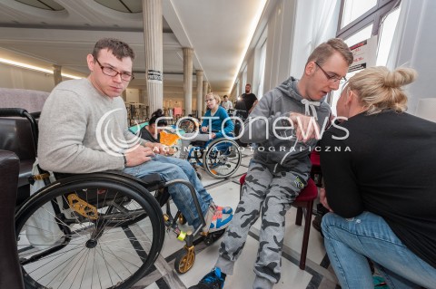  24.04.2018 WARSZAWA SEJM<br />PROTEST NIEPELNOSPRAWNYCH W SEJMIE<br />N/Z UCZESTNICY WYDARZENIA NIEPELNOSPRAWNI DOROSLI Z RODZICAMI<br /> 