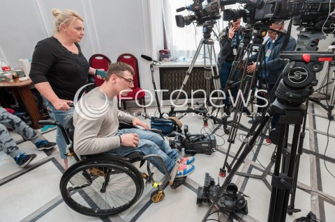  24.04.2018 WARSZAWA SEJM<br />PROTEST NIEPELNOSPRAWNYCH W SEJMIE<br />N/Z UCZESTNICY WYDARZENIA NIEPELNOSPRAWNI DOROSLI Z RODZICAMI<br /> 