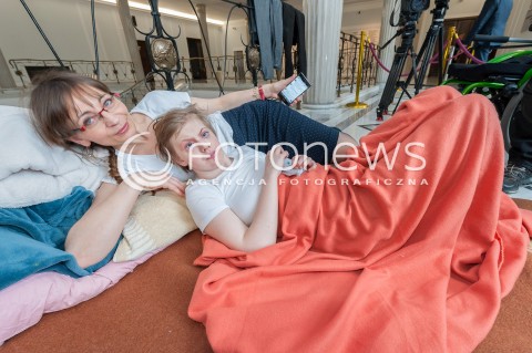  24.04.2018 WARSZAWA SEJM<br />PROTEST NIEPELNOSPRAWNYCH W SEJMIE<br />N/Z UCZESTNICY WYDARZENIA NIEPELNOSPRAWNI DOROSLI Z RODZICAMI<br /> 