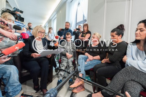  24.04.2018 WARSZAWA SEJM<br />PROTEST NIEPELNOSPRAWNYCH W SEJMIE<br />N/Z JOANNA KOPCINSKA RZECZNIK RZADU UCZESTNICY WYDARZENIA NIEPELNOSPRAWNI DOROSLI Z RODZICAMI<br /> 