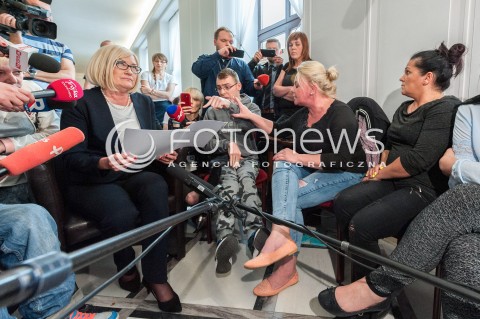  24.04.2018 WARSZAWA SEJM<br />PROTEST NIEPELNOSPRAWNYCH W SEJMIE<br />N/Z JOANNA KOPCINSKA RZECZNIK RZADU UCZESTNICY WYDARZENIA NIEPELNOSPRAWNI DOROSLI Z RODZICAMI<br /> 