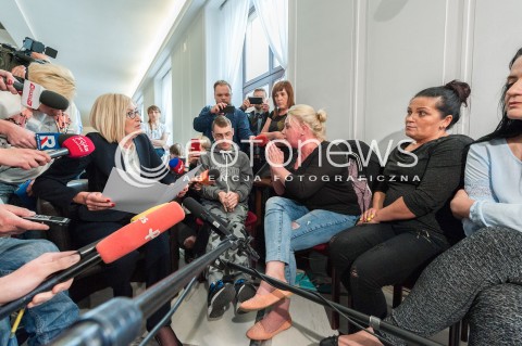  24.04.2018 WARSZAWA SEJM<br />PROTEST NIEPELNOSPRAWNYCH W SEJMIE<br />N/Z JOANNA KOPCINSKA RZECZNIK RZADU UCZESTNICY WYDARZENIA NIEPELNOSPRAWNI DOROSLI Z RODZICAMI<br /> 