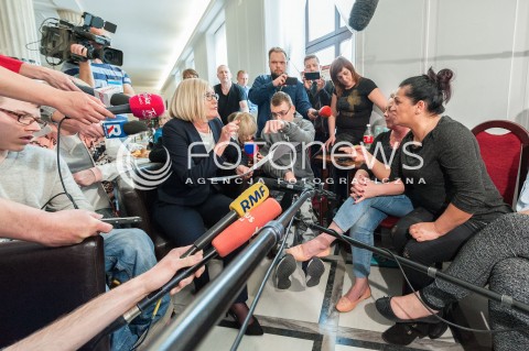  24.04.2018 WARSZAWA SEJM<br />PROTEST NIEPELNOSPRAWNYCH W SEJMIE<br />N/Z JOANNA KOPCINSKA RZECZNIK RZADU UCZESTNICY WYDARZENIA NIEPELNOSPRAWNI DOROSLI Z RODZICAMI<br /> 