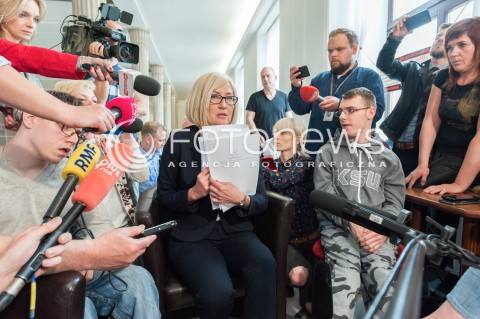  24.04.2018 WARSZAWA SEJM<br />PROTEST NIEPELNOSPRAWNYCH W SEJMIE<br />N/Z JOANNA KOPCINSKA RZECZNIK RZADU UCZESTNICY WYDARZENIA NIEPELNOSPRAWNI DOROSLI Z RODZICAMI<br /> 