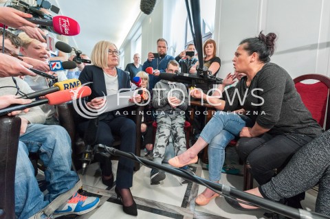 24.04.2018 WARSZAWA SEJM<br />PROTEST NIEPELNOSPRAWNYCH W SEJMIE<br />N/Z JOANNA KOPCINSKA RZECZNIK RZADU UCZESTNICY WYDARZENIA NIEPELNOSPRAWNI DOROSLI Z RODZICAMI<br /> 