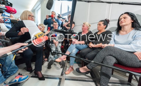  24.04.2018 WARSZAWA SEJM<br />PROTEST NIEPELNOSPRAWNYCH W SEJMIE<br />N/Z JOANNA KOPCINSKA RZECZNIK RZADU UCZESTNICY WYDARZENIA NIEPELNOSPRAWNI DOROSLI Z RODZICAMI<br /> 