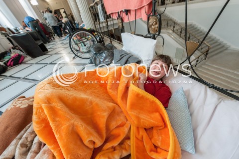  24.04.2018 WARSZAWA SEJM<br />PROTEST NIEPELNOSPRAWNYCH W SEJMIE<br />N/Z UCZESTNICY WYDARZENIA NIEPELNOSPRAWNI DOROSLI Z RODZICAMI<br /> 