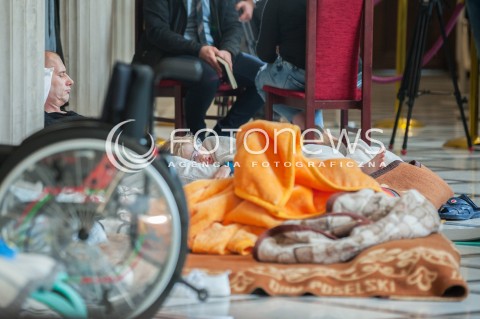  24.04.2018 WARSZAWA SEJM<br />PROTEST NIEPELNOSPRAWNYCH W SEJMIE<br />N/Z UCZESTNICY WYDARZENIA NIEPELNOSPRAWNI DOROSLI Z RODZICAMI<br /> 